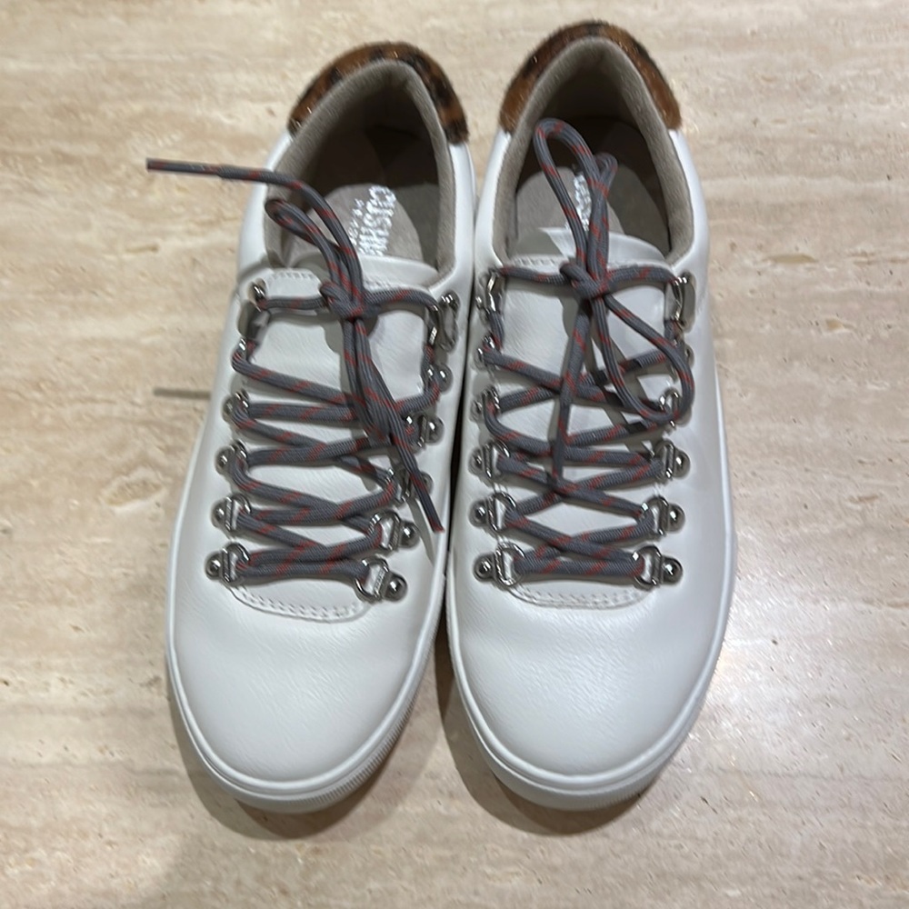 Cushionaire  Memory foam white sneakers sz 6